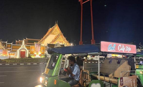 電動トゥクトゥク「MuvMi(ムーブミー)」で行く!夜景ライトアップツアー＜日本語ガイド＞